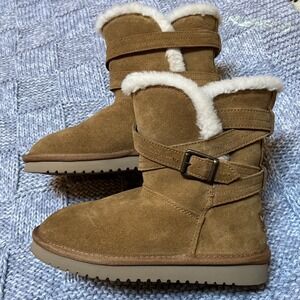 Koolaburra by UGG Women's Delene Short Boot Chestnut Faux Fur Lining Size 5